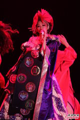 组图：幸田来未开唱变身蓝色妖姬 撅臀秀S曲线