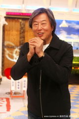 幻灯图：《康熙来了》蔡康永紧搂小S开心“领奖” 