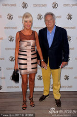 高清图：乔治-克鲁尼女友透视装亮相 拉法莉秀性感