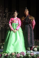 高清图：《张玉贞》发布 金泰熙刘亚仁古装亮相