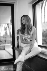 组图：莱昂纳多超模女友巴尔-莱法利性感写真