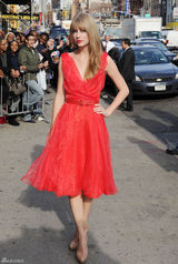 高清图：年度女人音乐奖泰勒-斯威夫特红裙美艳