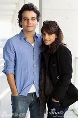 高清图：《精锐部队2》拍写真 男女主角亲密相偎