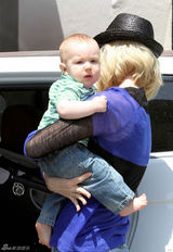 高清图：辣妈詹纽瑞-琼斯街拍 透视上衣搭潮包