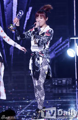 组图：韩团2NE1《M countdown》打榜拿第一