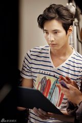 组图：韩国型男元斌服饰写真简洁时尚