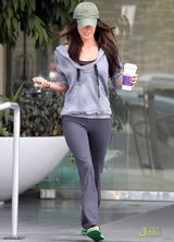 幻灯图：梅根-福克斯手压帽檐无意中大秀婚戒