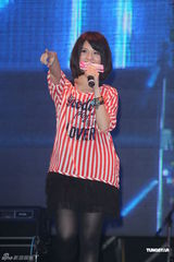 组图：范玮琪将尽快补领结婚证 现场演唱很卖力