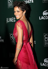 组图：哈莉-贝瑞红裙似火 出席颁奖大秀美背