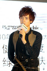 高清图：BOBO上海做活动 着装青春活力四射