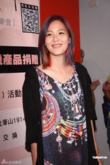 组图：张悬屋顶音乐节嬉皮风造型牵手卢凯彤