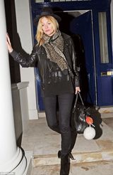 组图：超模凯特-摩丝深夜出行 豹纹围巾似女神