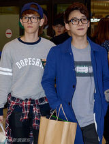 组图：EXO返韩现身机场 Kris抱礼物满载而归