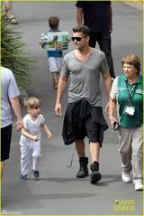 组图：瑞奇马丁携爱子亮相 壮硕身材父爱爆棚