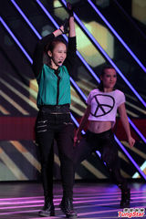 组图：李玟扭腰摆臀性感开唱冷落老公