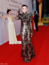 组图：巩新亮着帅气太空女战服 走金鸡百花红毯