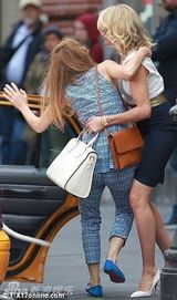 组图：迪亚兹红裙现身片场 OL范儿街边吹口哨