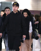 组图：林志玲手提裙摆现身上海 步履匆匆气质佳