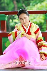 组图：韩国女演员吴珊夏与女歌手成恩穿韩服拍写真