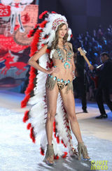 高清图：众超模走奢华内衣秀凸显骄人身材