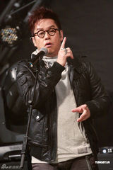 组图：谭咏麟香港办音乐会 提携新人Mr.乐队