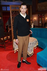 组图：欧阳震华健康复工 笑言欲请貌美男看护