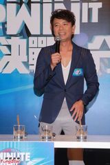 组图：李克勤回无线主持《决战一分钟》