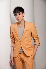 组图：张睿阳光写真 动感西装张扬青春本色