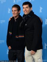 组图：《恐惧史》记者会 制片人大胡子造型