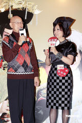 组图：罗家英携汪明荃亮相 元旦不工作专陪老婆