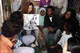 高清图：姚晨探访非洲难民体验当地生活