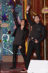 组图：郑伊健出席跨年活动 现场激情献唱热舞