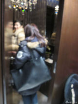 幻灯图：黄奕上海扫货购昂贵皮草 多名助理簇拥