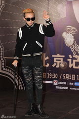 组图：G-Dragon权志龙黑超拄拐 自称龙龙狂卖萌