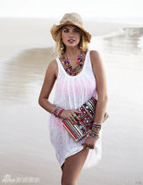 组图：凯特-阿普顿海边展诱惑 露深沟十足惹火