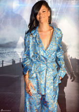 高清图：蕾哈娜连身装亮相《战舰》日本首映礼