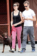 组图：安妮-海瑟薇与未婚夫遛狗晒幸福