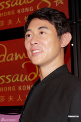 组图：李连杰亲手为其蜡像揭幕 呼吁大家参与慈善