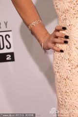 组图：钱妞Ke$Ha白色镂空裙亮相红毯 妆容清丽