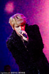 组图：金在中南京火热开唱 赤裸上身大方秀纹身