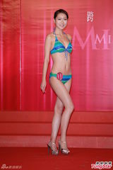 组图：候选亚姐泳装亮相 韩国选手压鼻否认整容