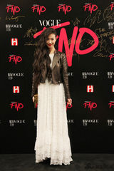 组图：张辛苑烈焰红唇造型亮相 复古装娇媚动人