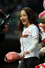 组图：韩星朴敏英为棒球赛开球 长发披肩可爱吐舌