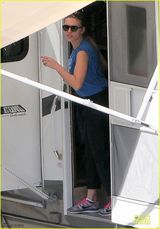 组图：斯嘉丽-约翰逊现身片场 美国队长面带伤