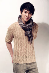 组图：陆昱霖秋日系列写真 时尚简约潮范儿十足