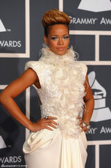 高清组图：蕾哈娜亮相格莱美羽毛长裙纯洁如圣女