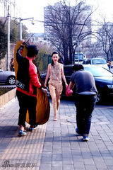 组图：霍思燕拍杂志气场强 豹纹抹胸展玲珑曲线