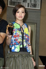 组图：卢广仲不畏台风彩排 郭采洁探班送补品