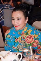 组图：汪明荃个唱飘逸红裙风情动人