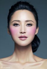 组图：张歆艺秋妆大片 柔美面庞演绎秋色